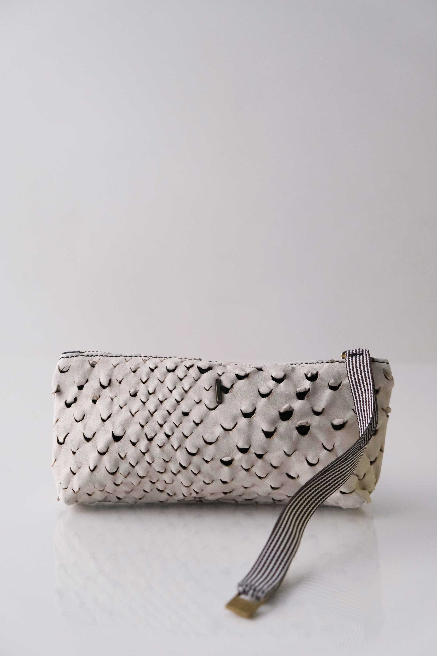 Dream Big soft chalk nappa taipan-effect pochette – The Sustainable Pochette – Made in Italy