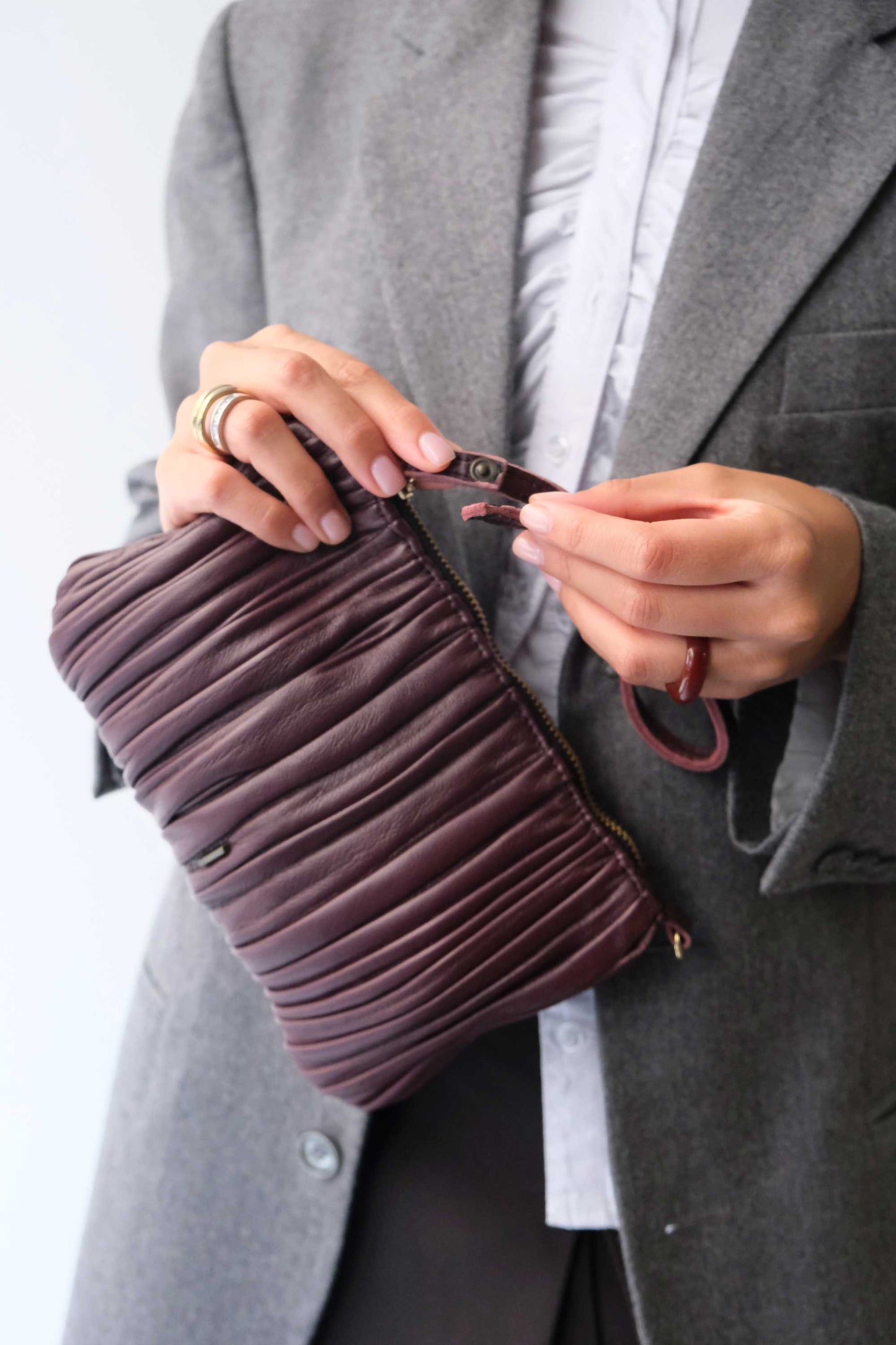 Tina pochette in plum pleated leather - Made in Italy -