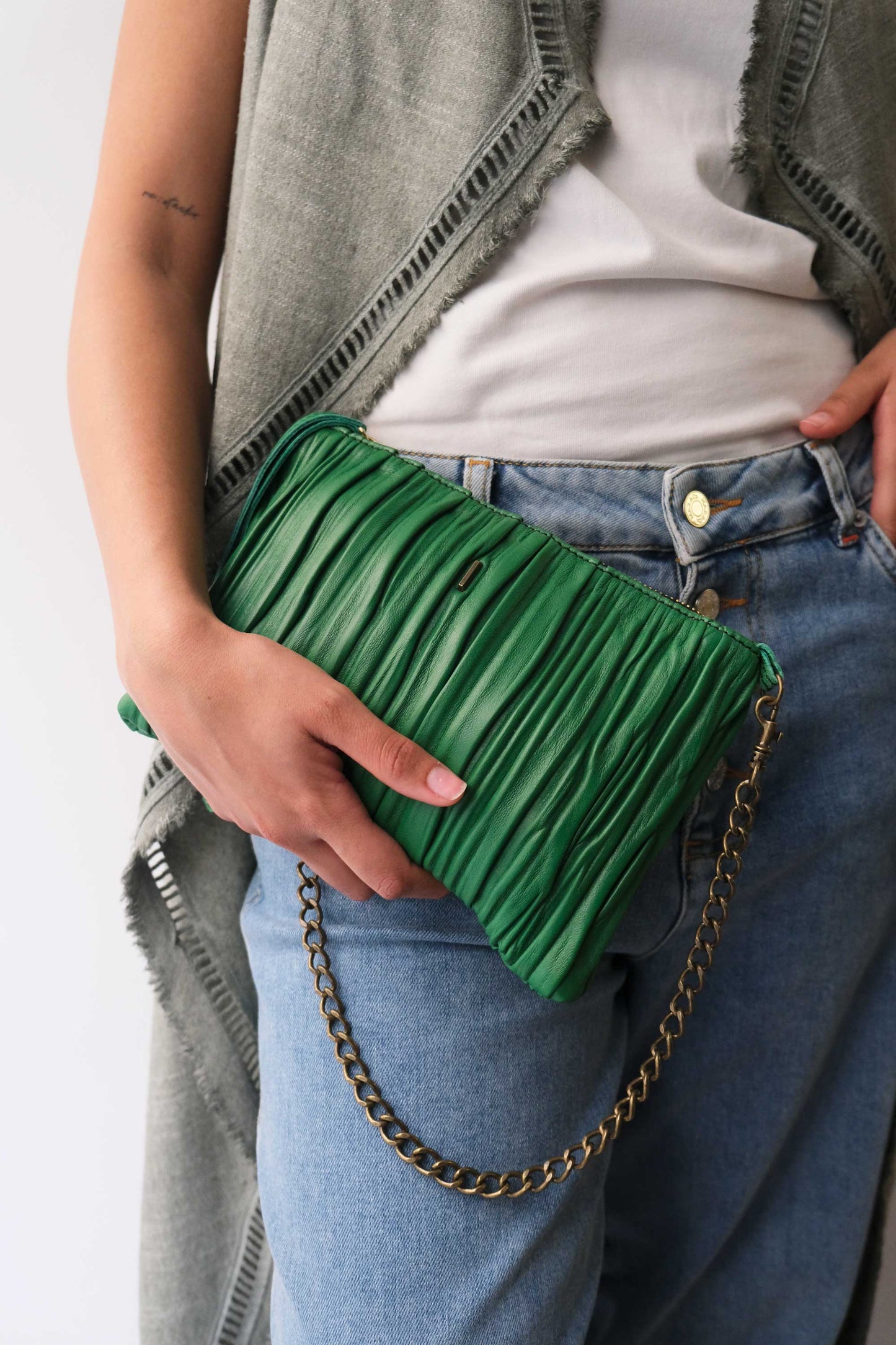 Mikin pochette in emerald pleated soft leather