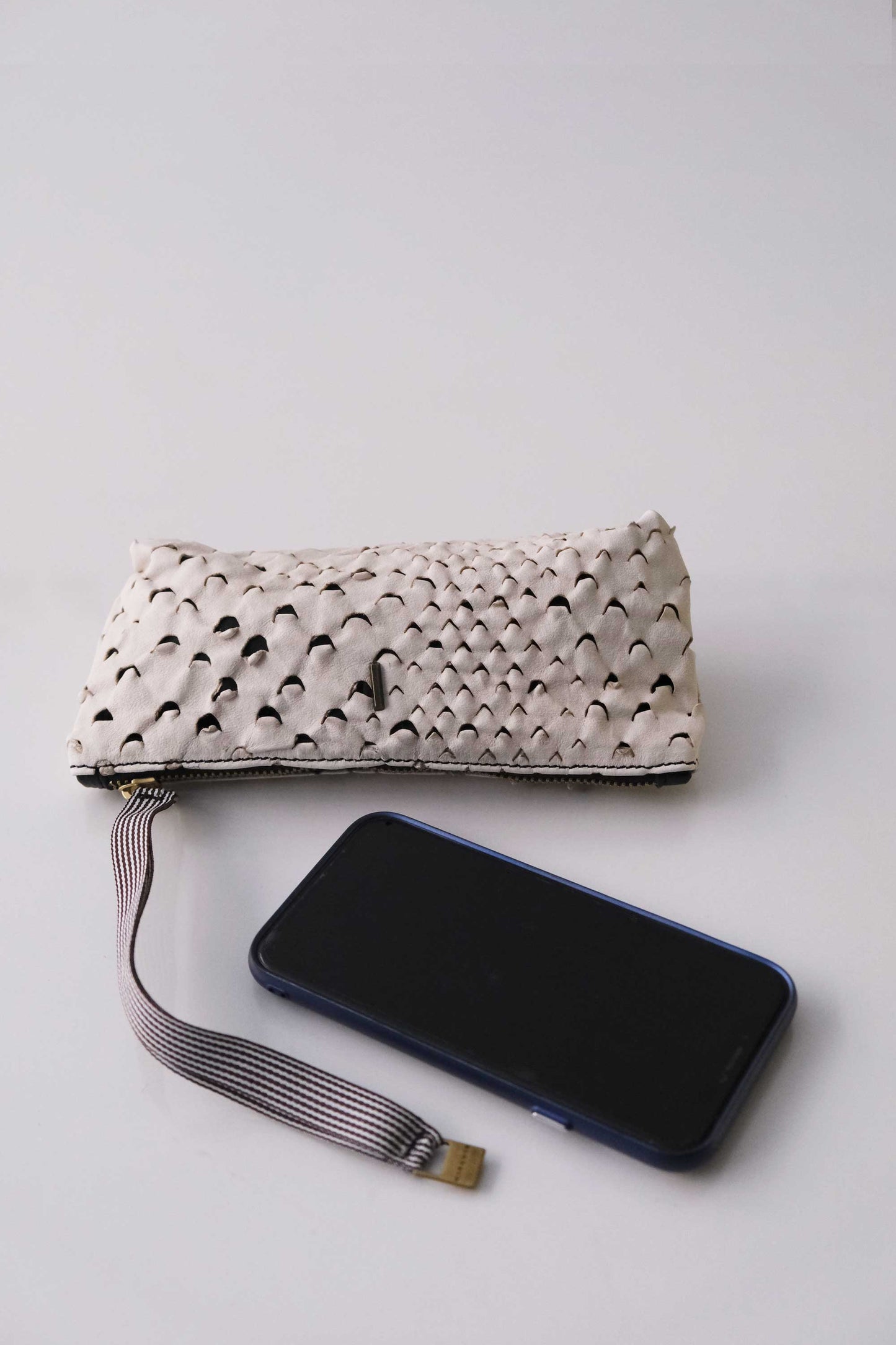 Dream Big soft chalk nappa taipan-effect pochette – The Sustainable Pochette – Made in Italy
