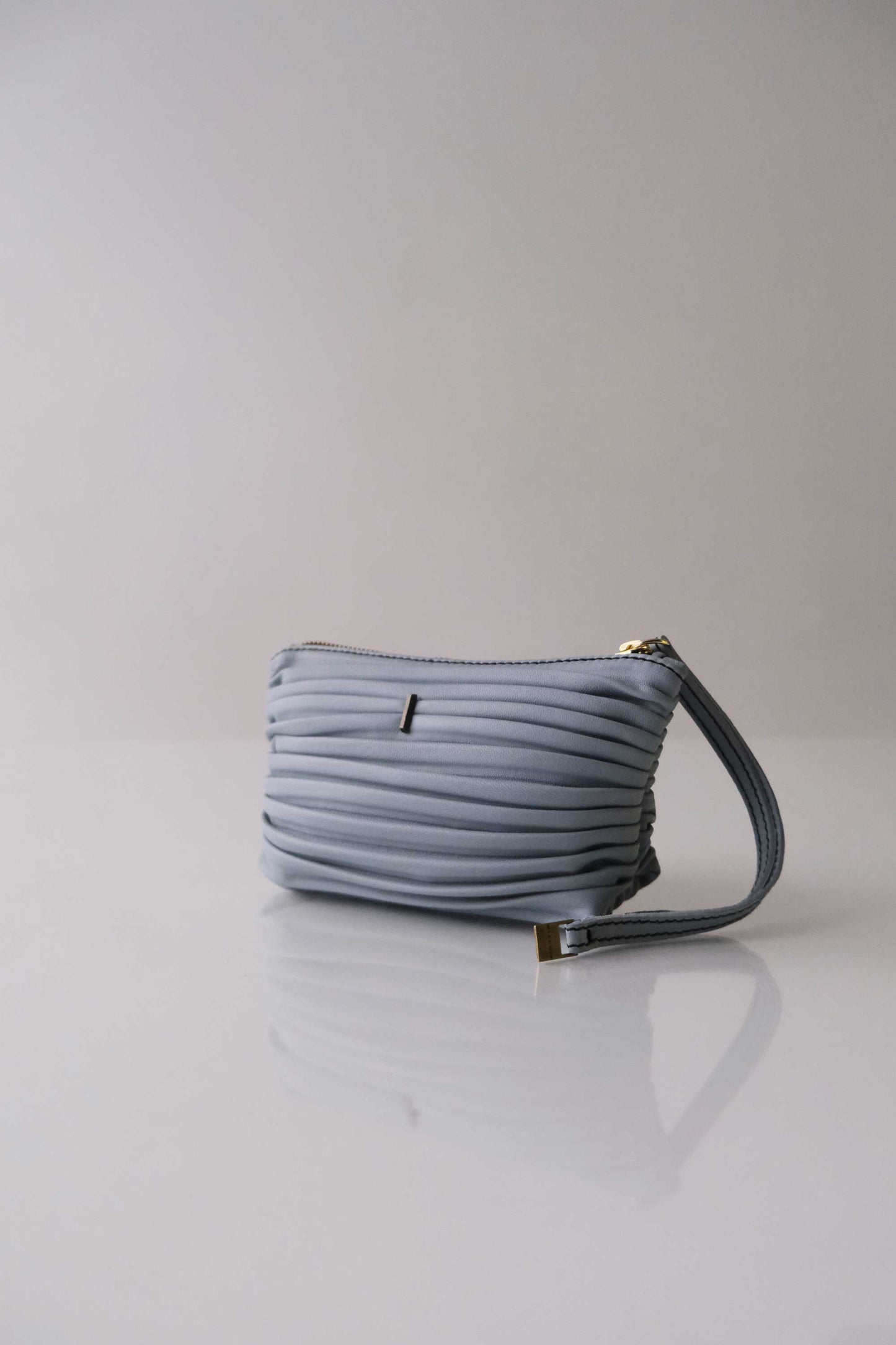 Dream stretch pochette in sky blue pleated leather - Made in Italy -