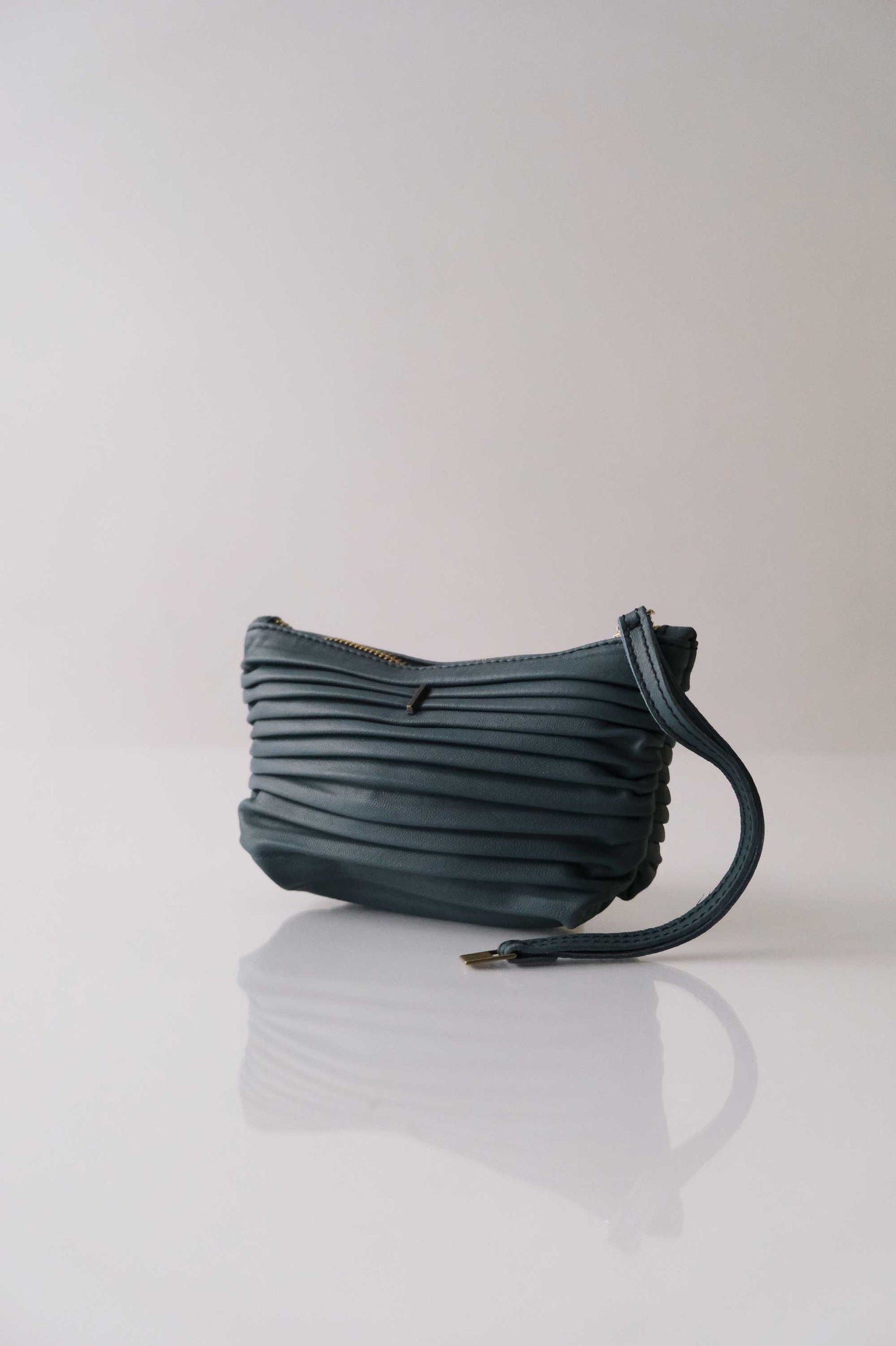 Dream stretch pochette in teal pleated leather - Made in Italy -