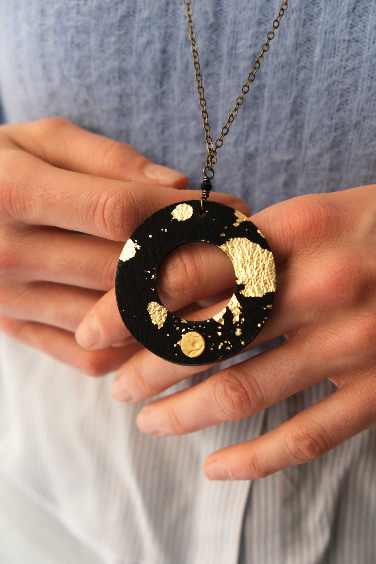 Glasses holder in navy leather – Sustainable product - Made in Italy