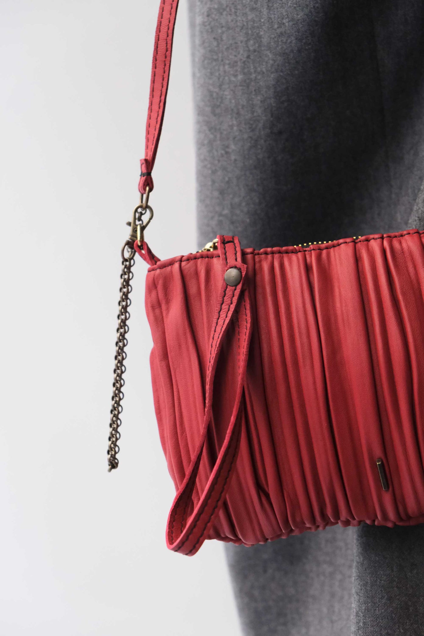 Tina pochette in red pleated leather - Made in Italy -