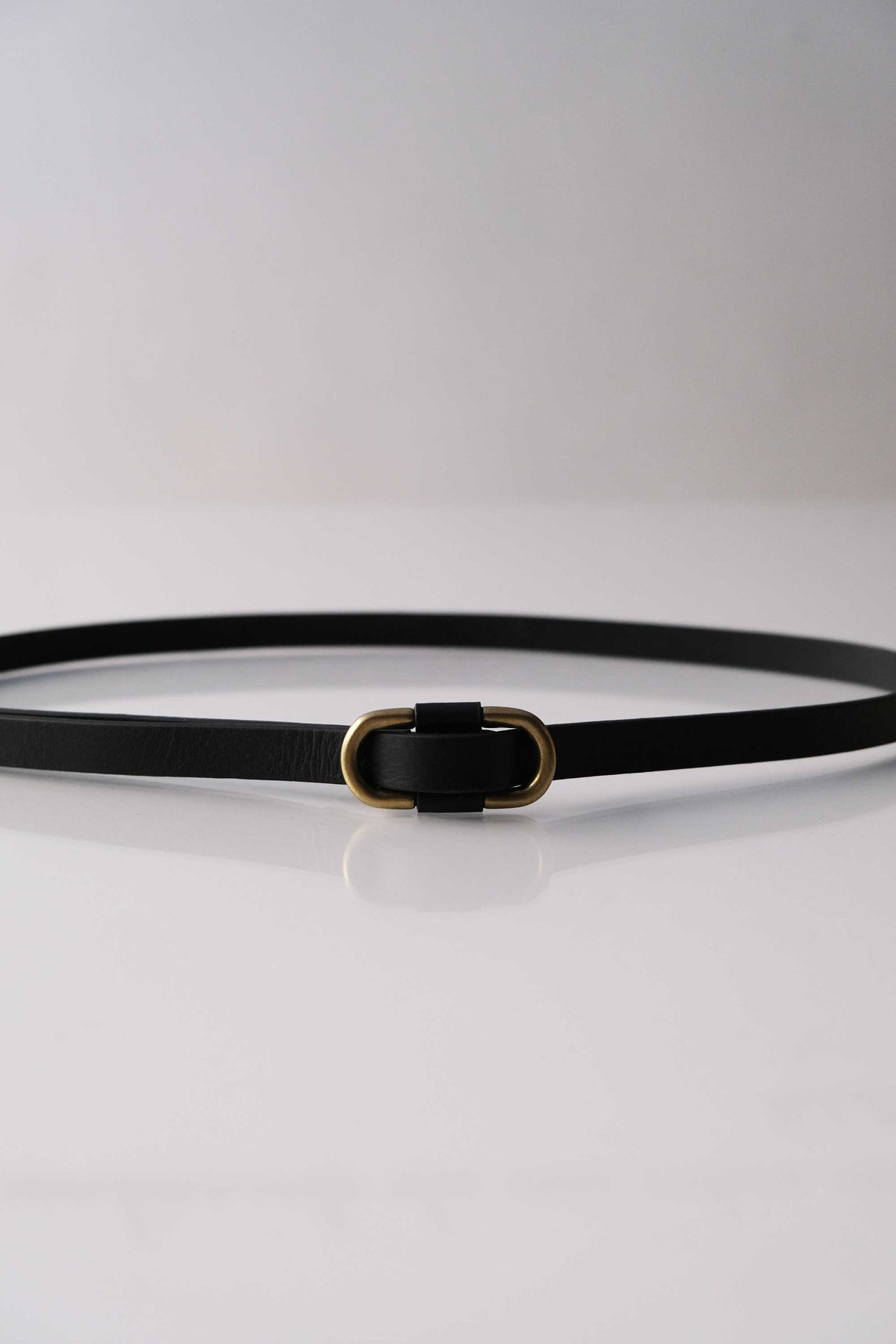 Belt adjustable loop black vegetable-tanned leather - Made in Italy -