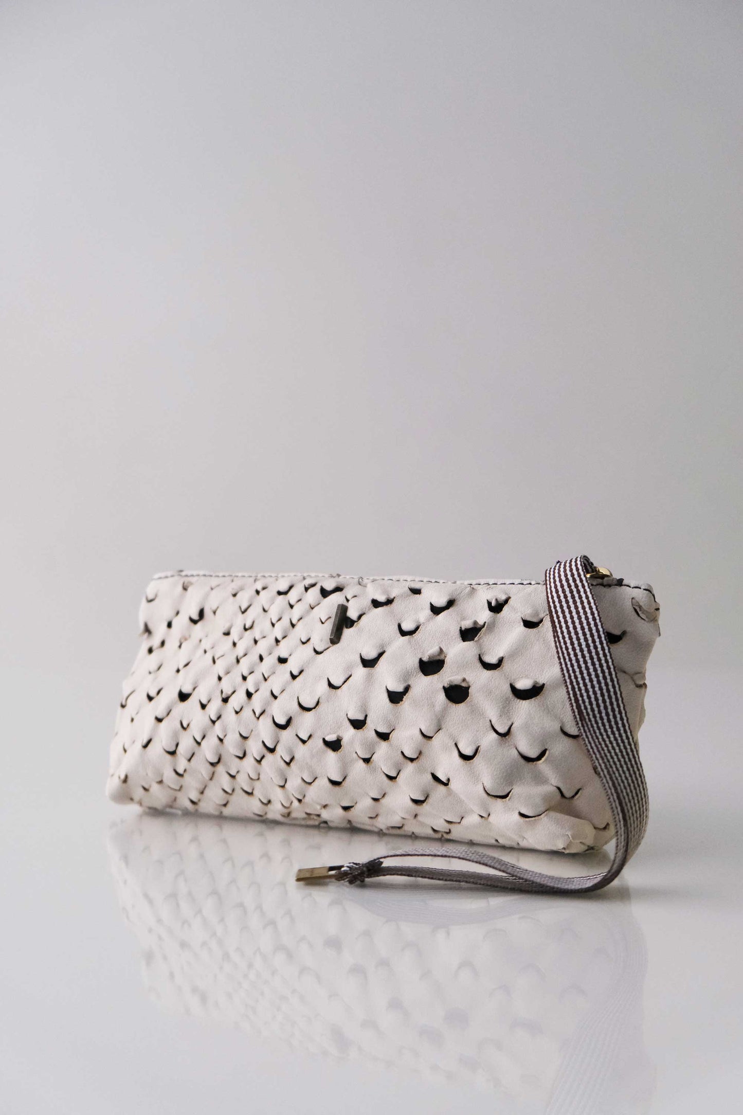 Dream Big soft chalk nappa taipan-effect pochette – The Sustainable Pochette – Made in Italy