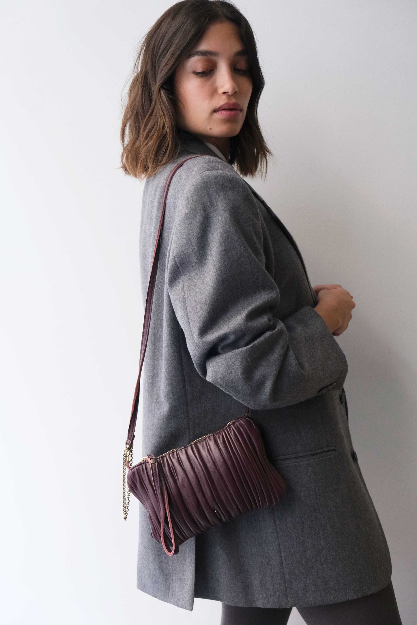 Tina pochette in plum pleated leather - Made in Italy -