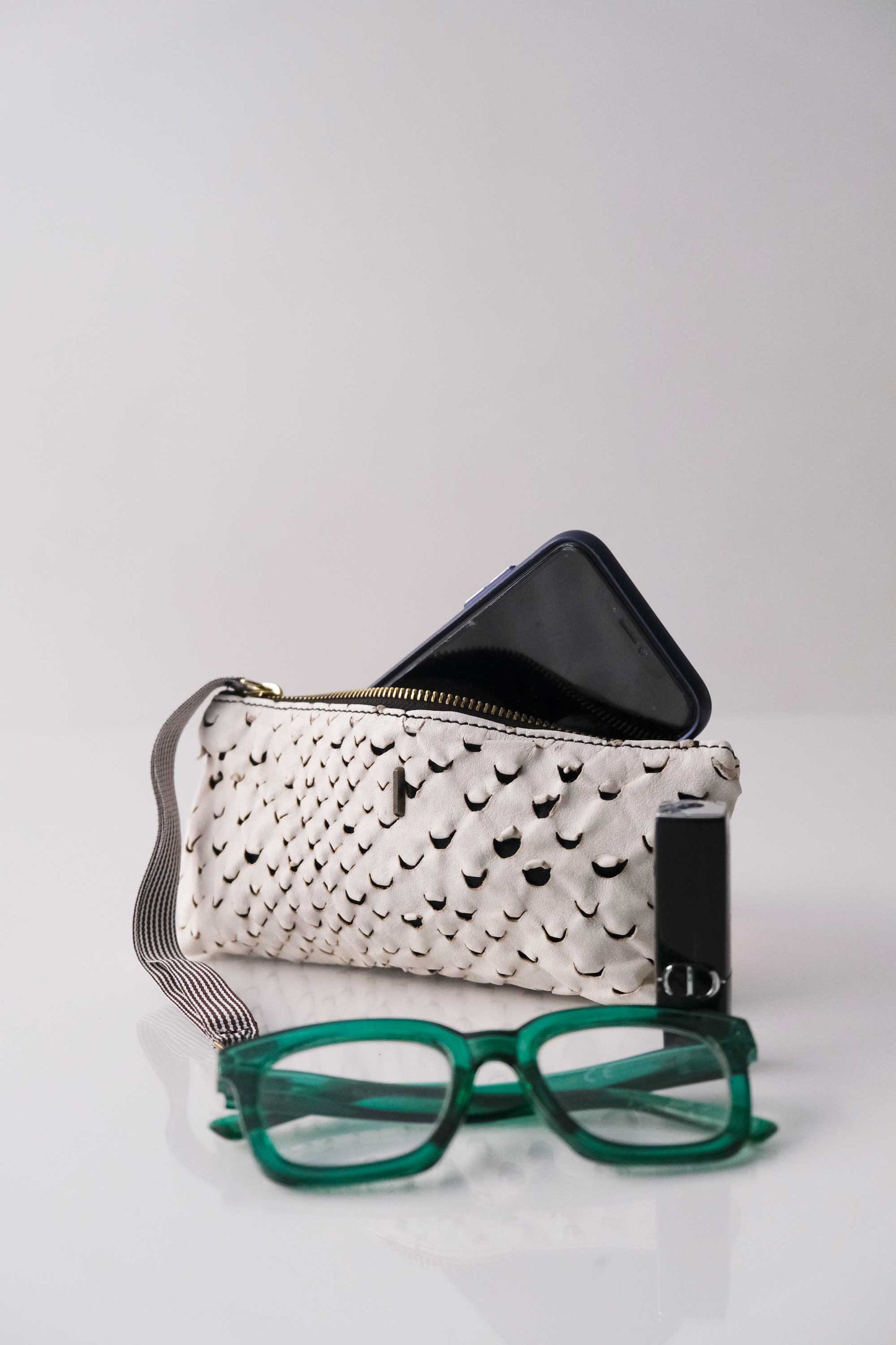 Dream Big soft chalk nappa taipan-effect pochette – The Sustainable Pochette – Made in Italy