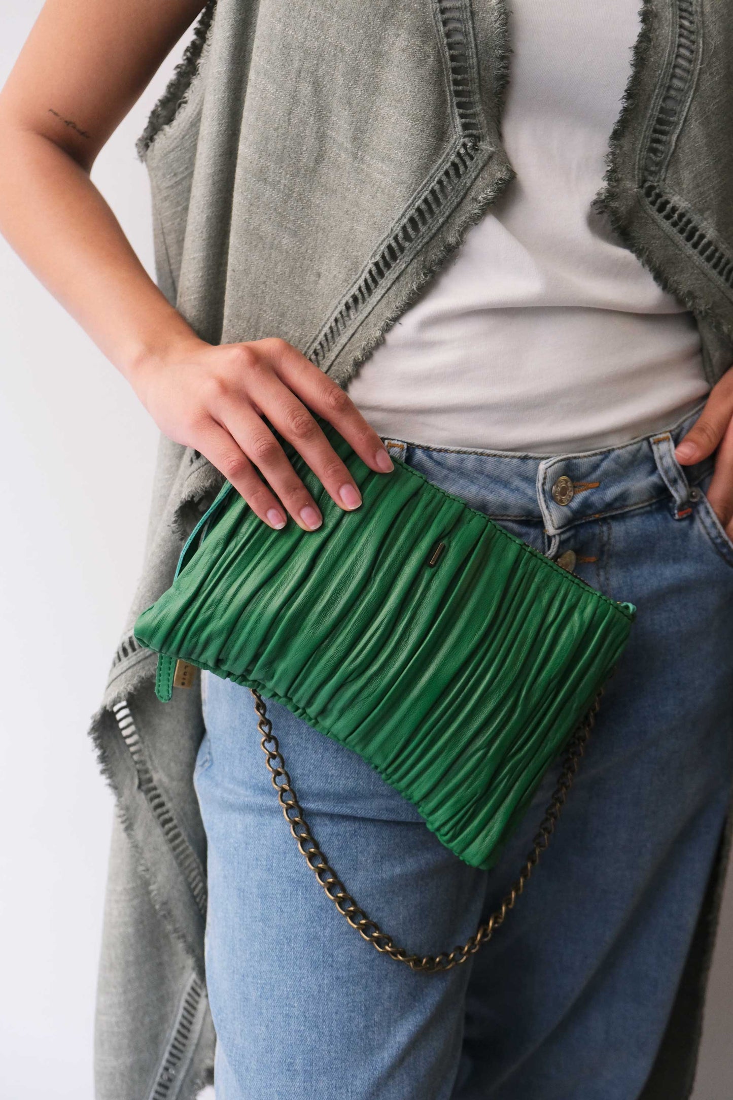 Mikin pochette in emerald pleated soft leather