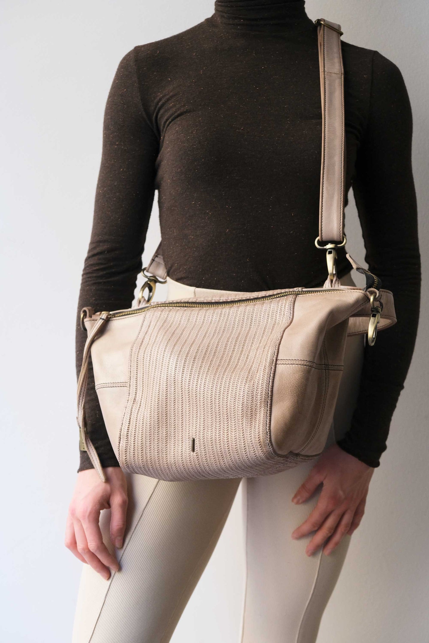 Mina media tote bag in turner sand soft leather - Made in Italy -