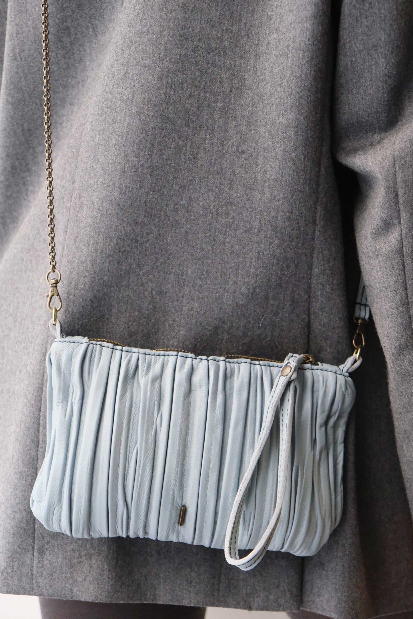 Tina pochette in sky blue pleated leather - Made in Italy -