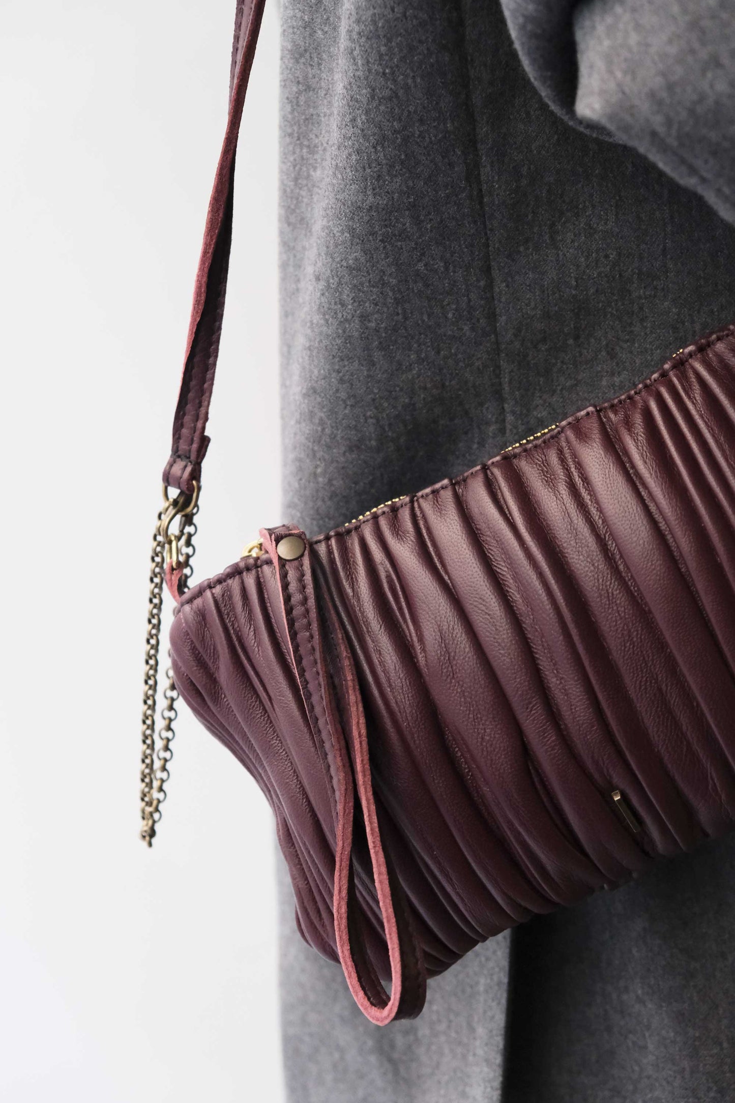 Tina pochette in plum pleated leather - Made in Italy -