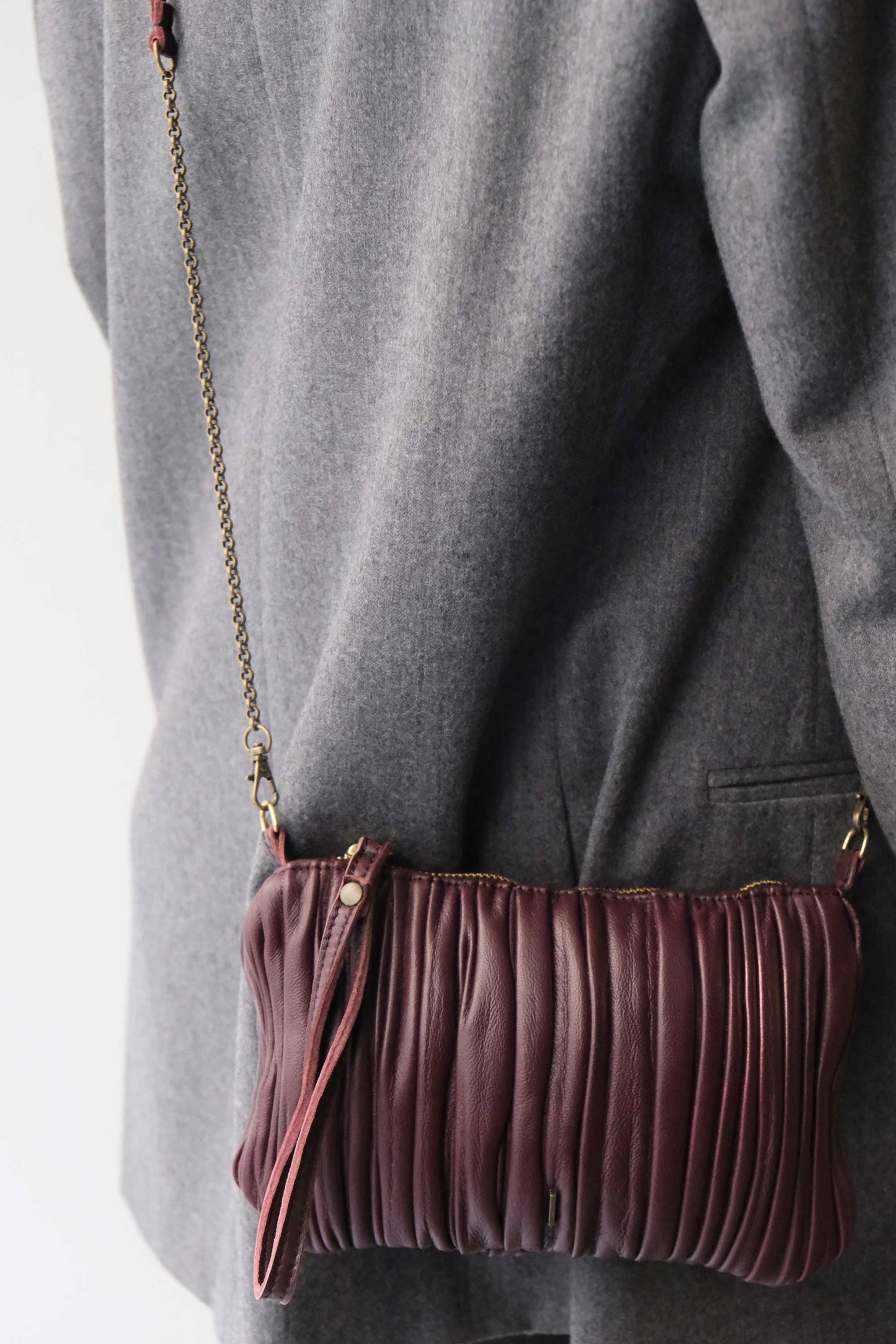 Tina pochette in plum pleated leather - Made in Italy -