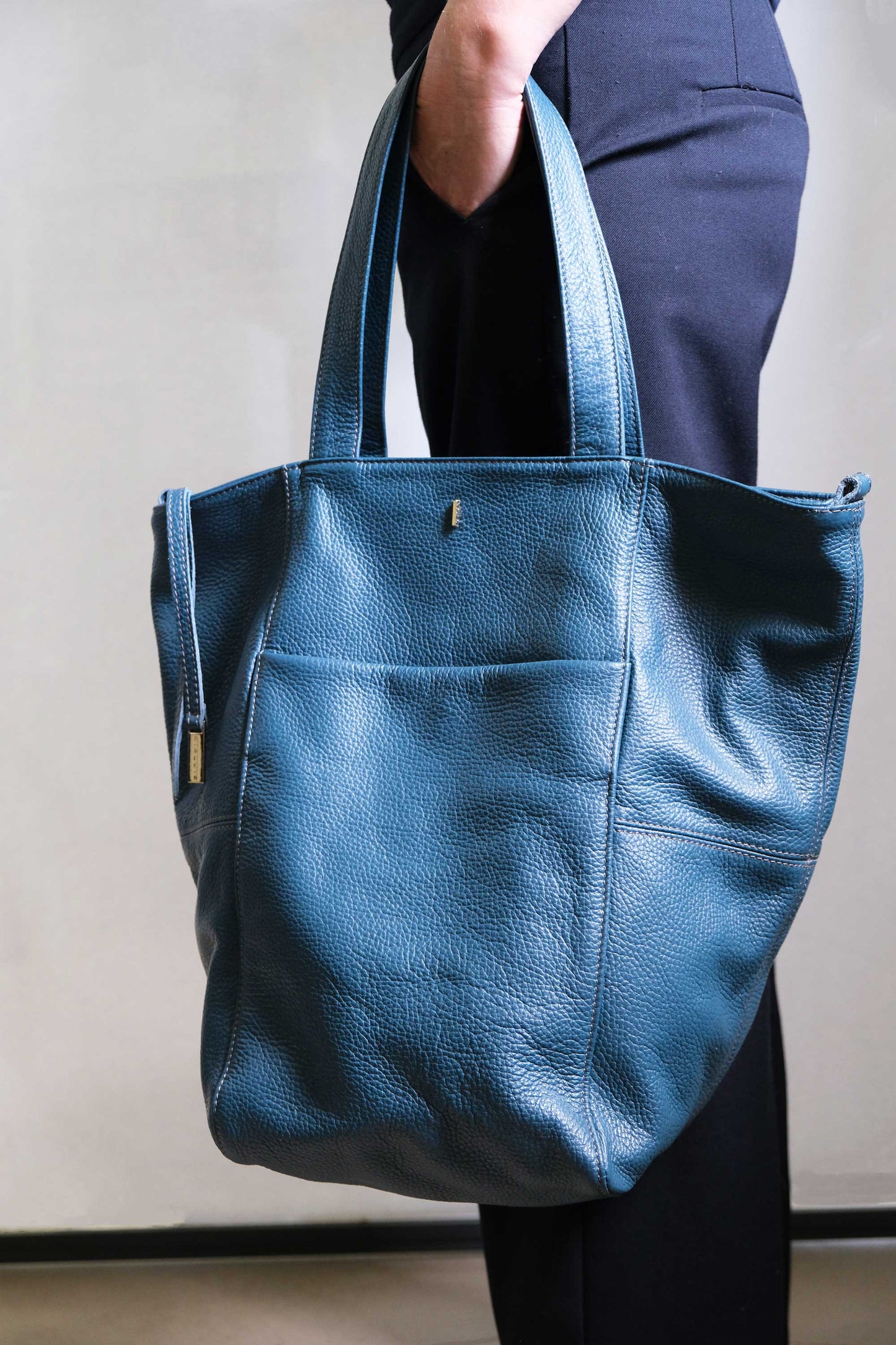 Mele tote bag in leather with natural grain
