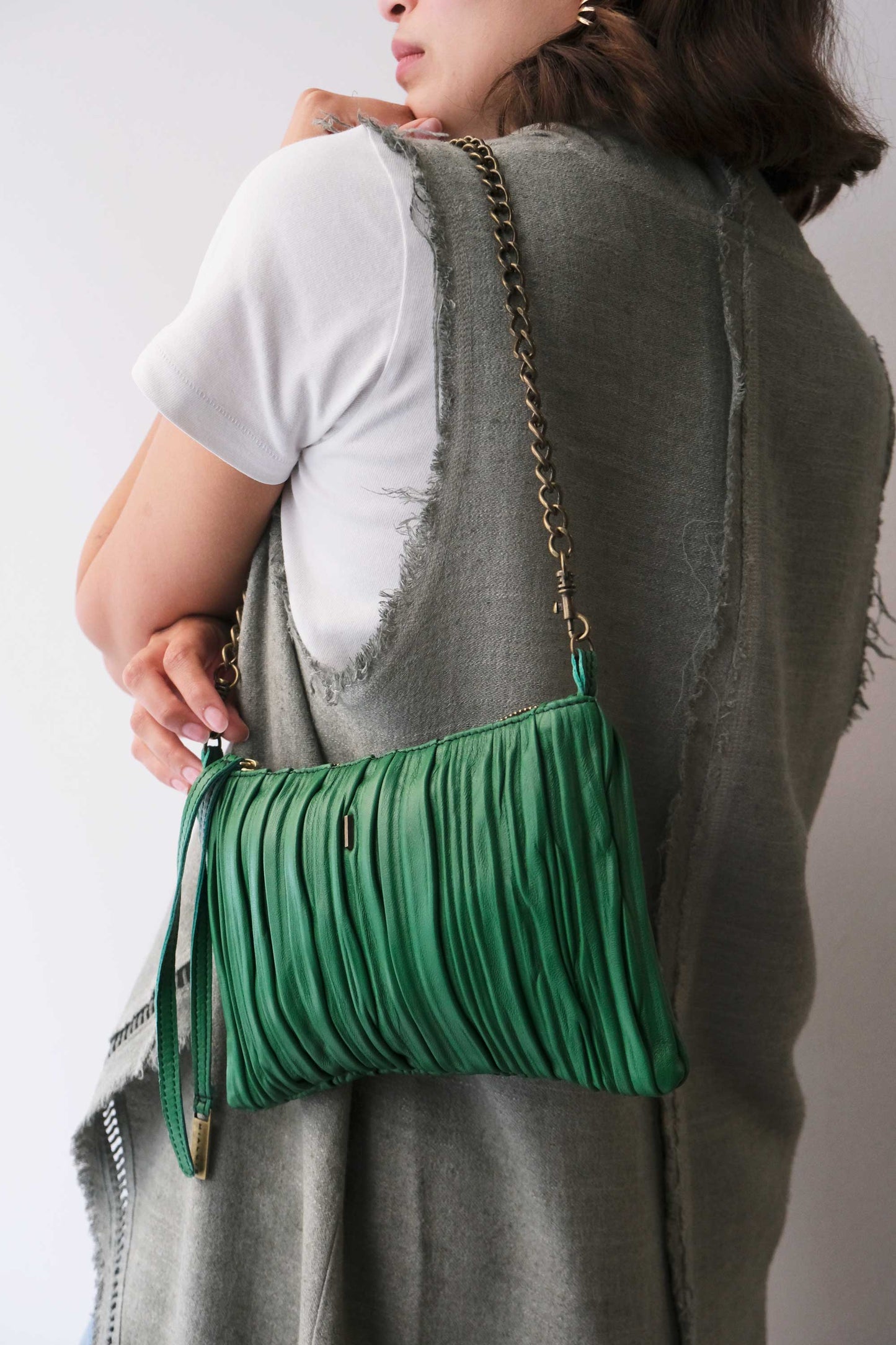 Mikin pochette in emerald pleated soft leather