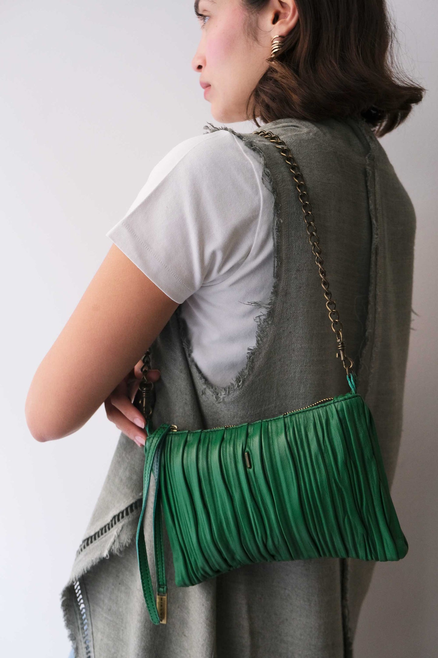 Mikin pochette in emerald pleated soft leather