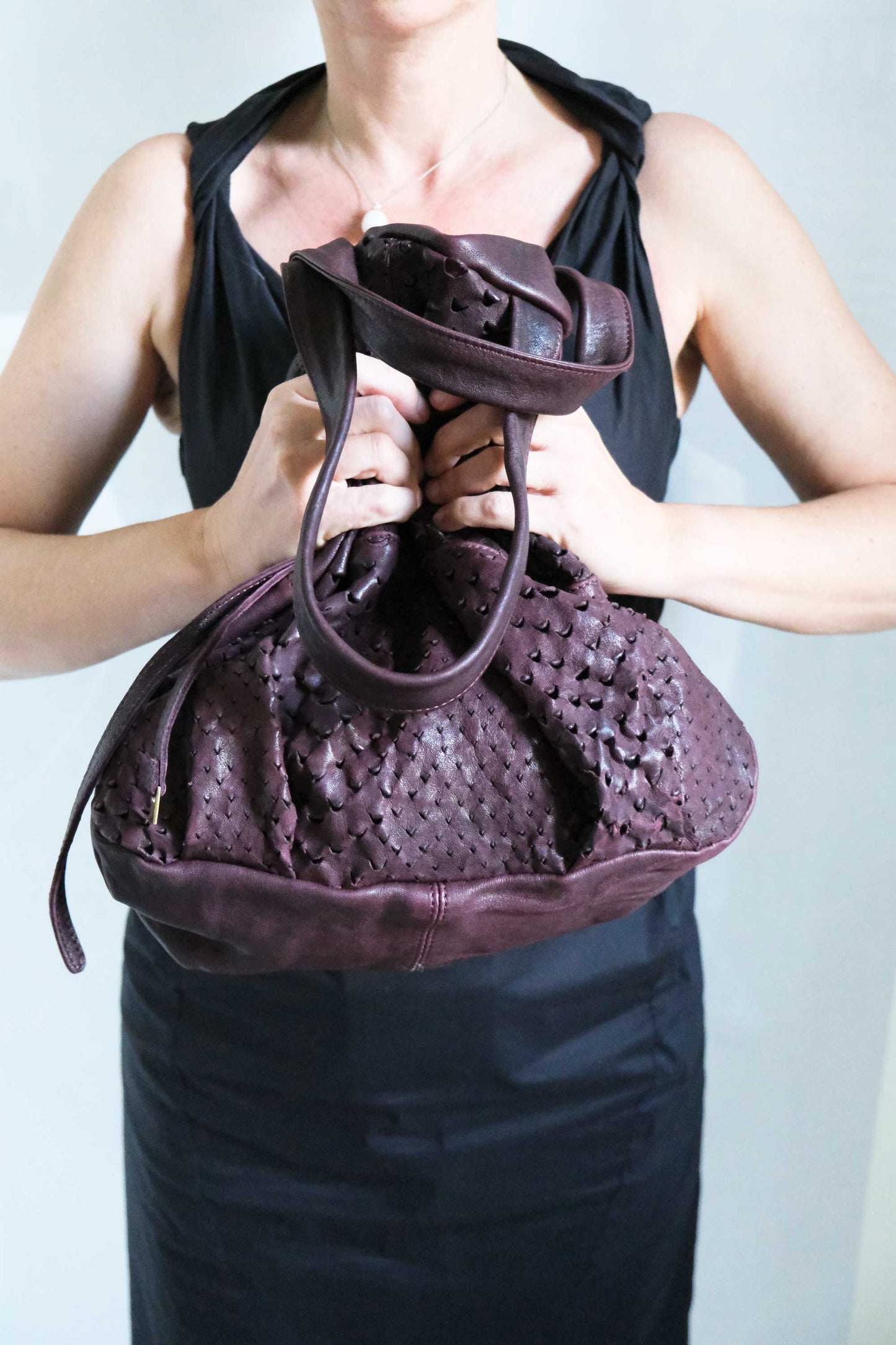 PREORDINE sconto 15% -Riri borsa tote in nappa traforata prugna- usa il codice PREORDER15 - LA CONSEGNA E' STIMATA 30 GIORNI DALL'ORDINE- Made in Italy -