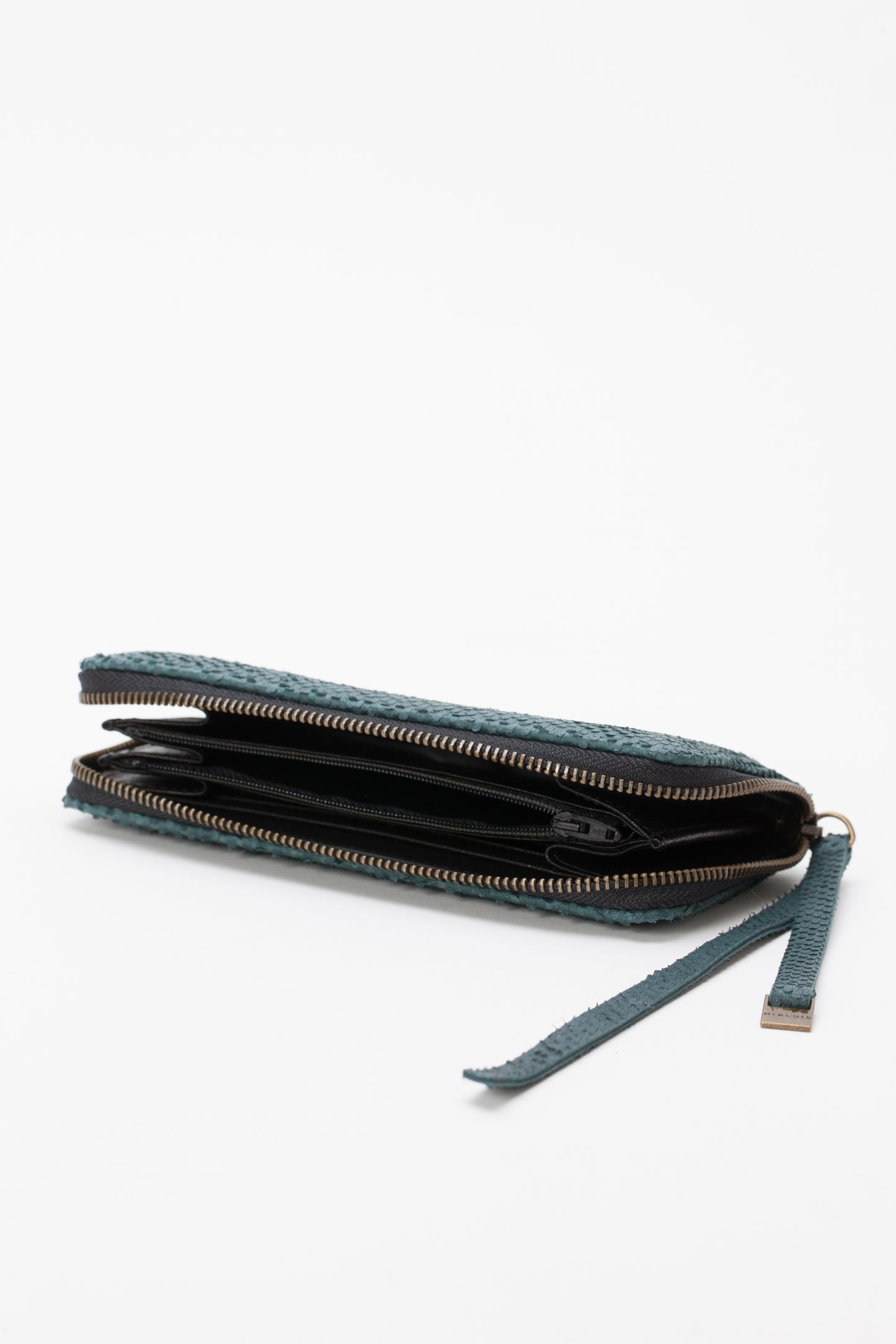 Zip around wallet lasercut