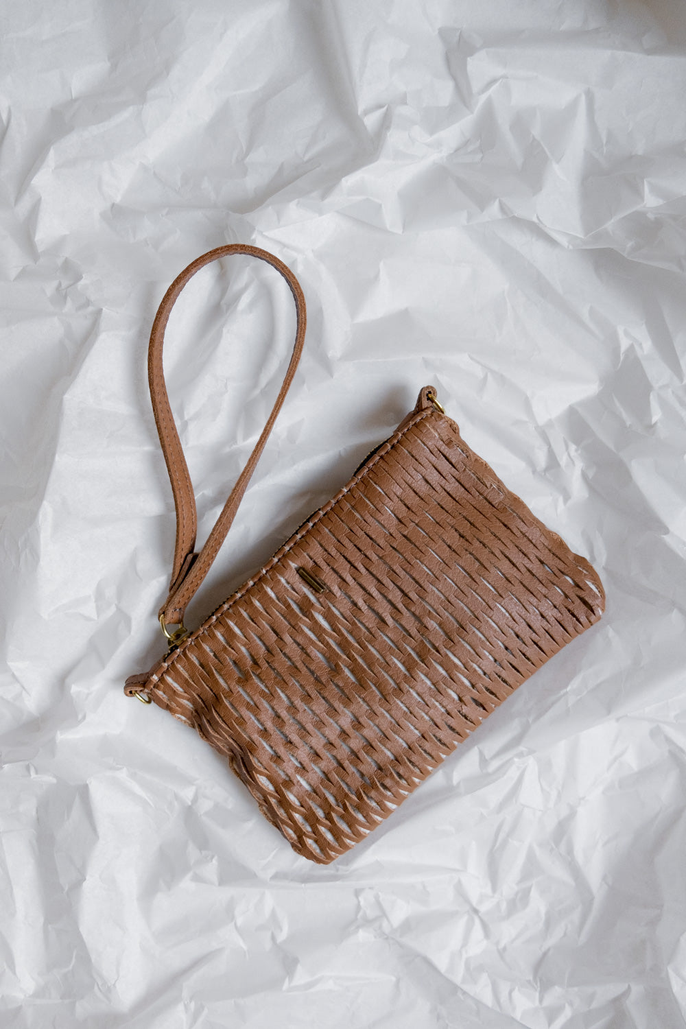 Tina pochette in cuoio perforated leather