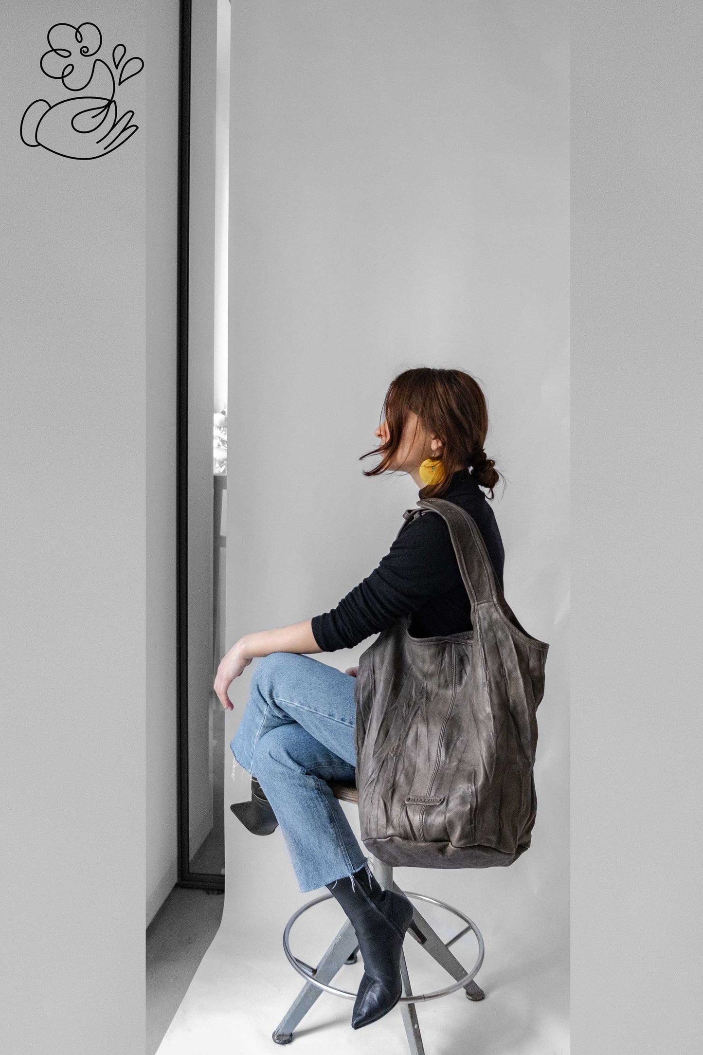 Lena tote bag in graphite soft leather | fundraising project for Colori Vivi
